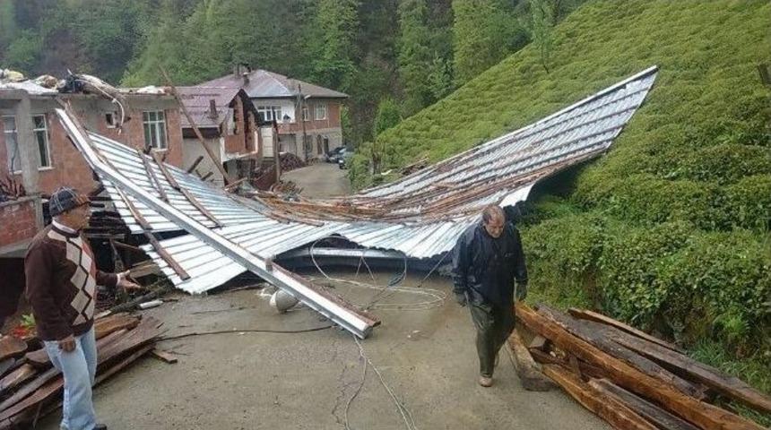 Rize&rsquo;nin &Ccedil;amlıhemşin İl&ccedil;esi&rsquo;nde Şiddetli R&uuml;zgar &Ccedil;atıları U&ccedil;urdu