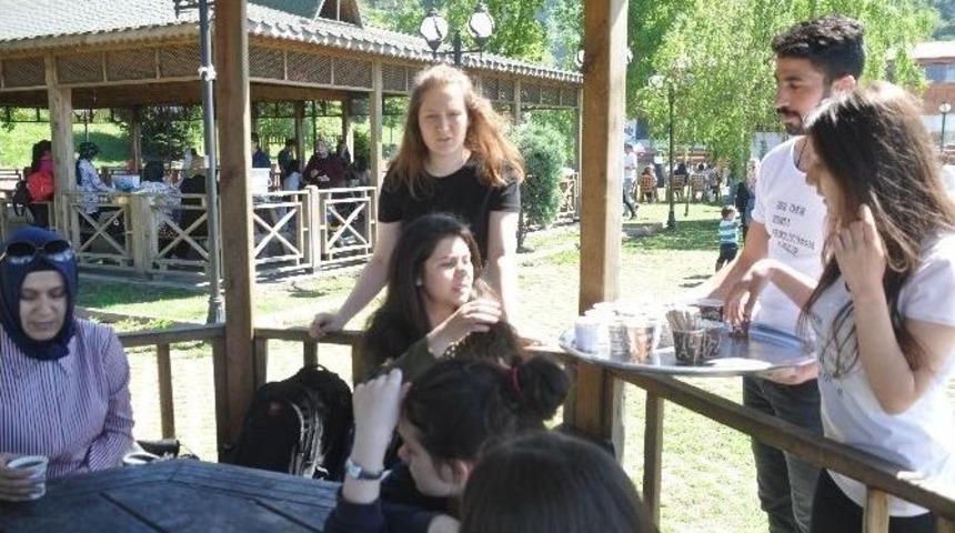 Be&uuml; &Ouml;ğrencileri Hem Eğlendiler Hem De Eğlendirdiler