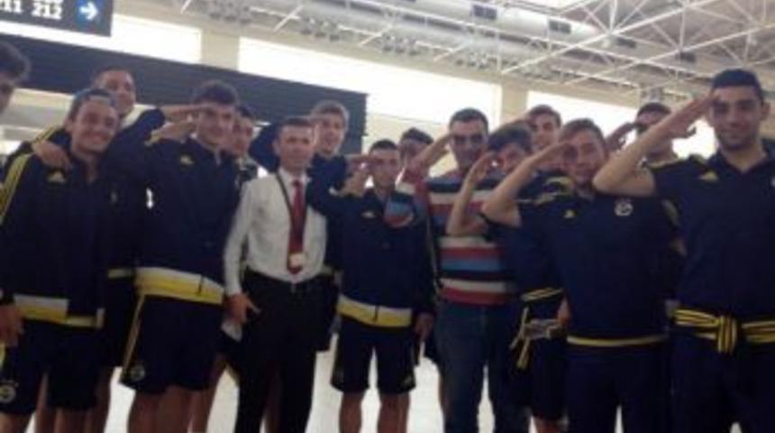 Fenerbah&ccedil;e U17 Takımı Futbolcularından, U&ccedil;ağını Ka&ccedil;ıran Askere B&uuml;y&uuml;k Jest