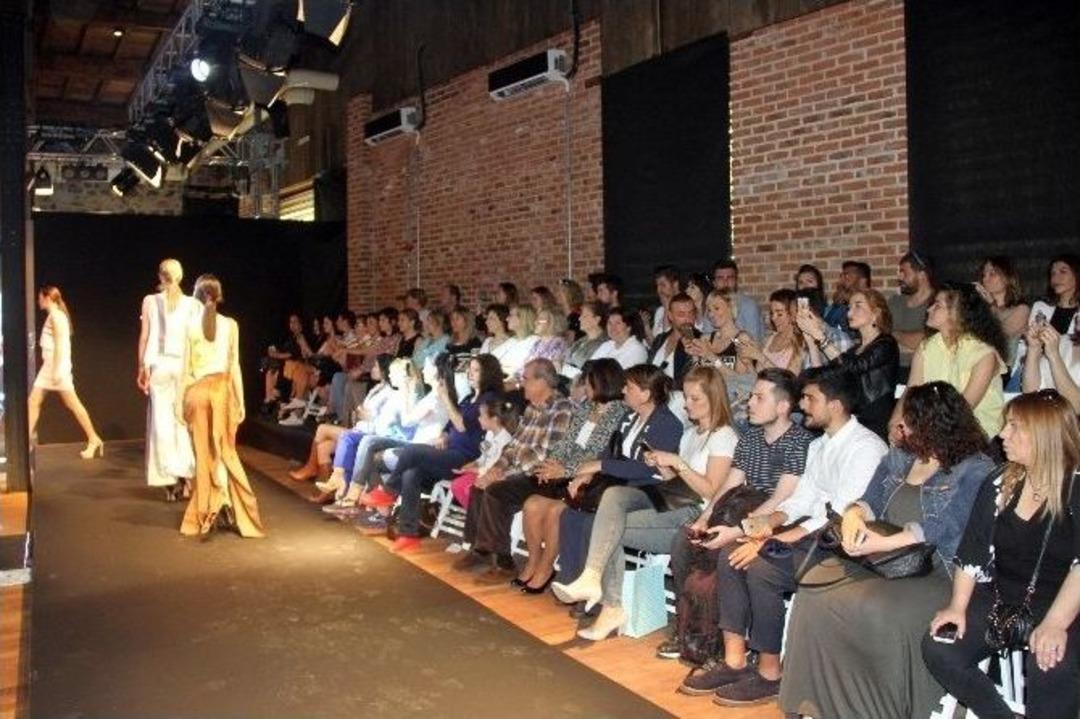 Şiddet Temalı Defile İle Alsancak Moda G&uuml;nleri Başladı