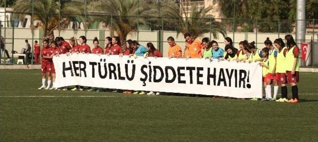 Kadınlar Şiddete Karşı Top Koşturdu