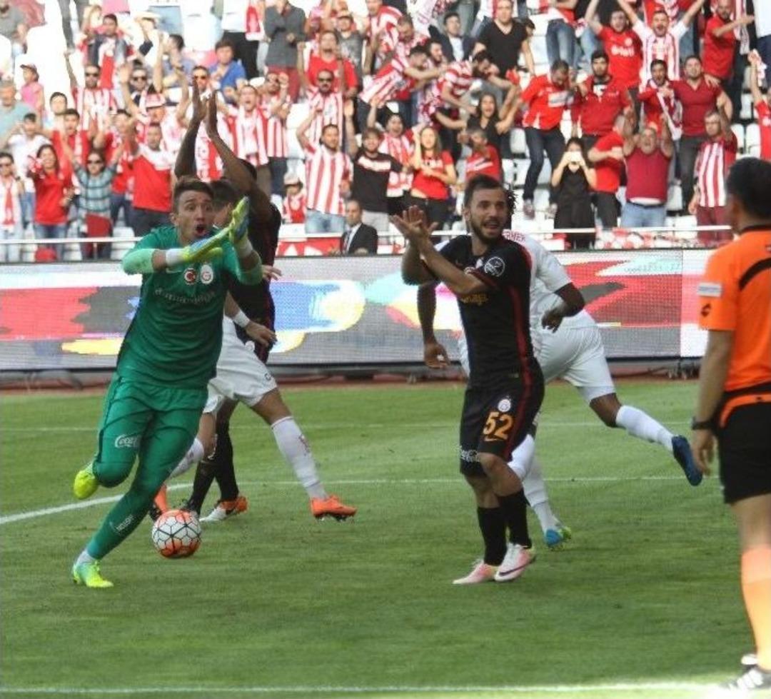 Muslera &Ccedil;ıldırdı...