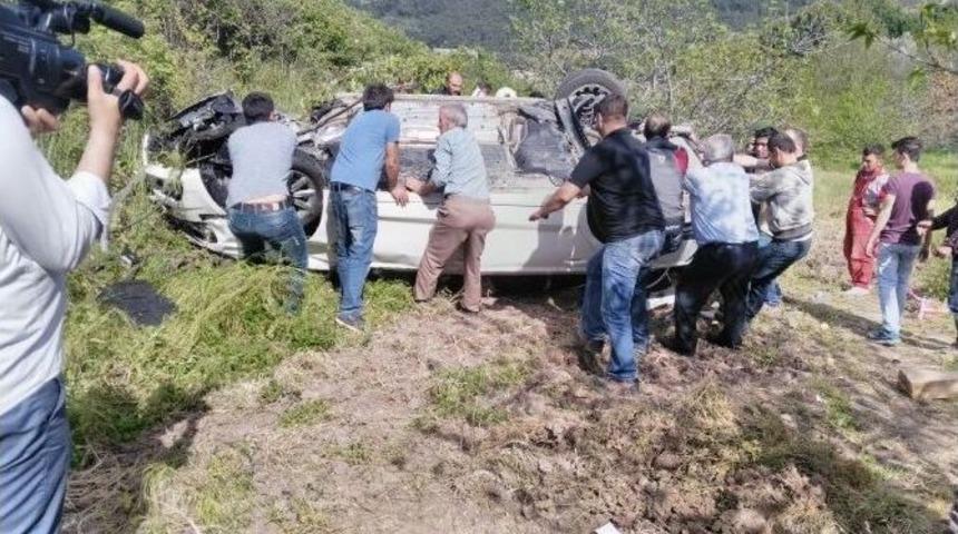 Balıkesir&rsquo;de Başhekimin Kullandığı Ara&ccedil; Kontrolden &Ccedil;ıkarak Bariyerlere &Ccedil;arptı: 5 Yaralı