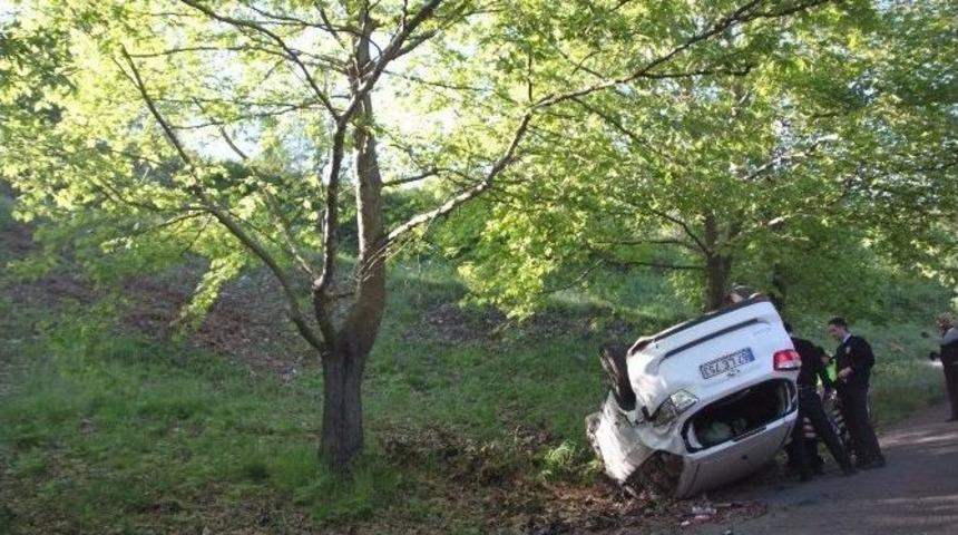 D&uuml;ş&uuml;rd&uuml;ğ&uuml; G&ouml;zl&uuml;ğ&uuml;n&uuml; Almaya &Ccedil;alışırken Otomobiliyle Takla Attı