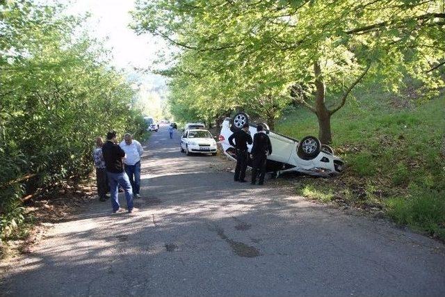 Düşürdüğü Gözlüğünü Almaya Çalışırken Otomobiliyle Takla Attı