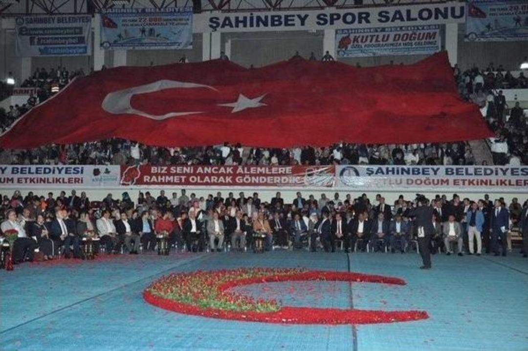 Bakan Kılı&ccedil; Ve Davetlilerin &Uuml;zerine G&uuml;l Yağdı