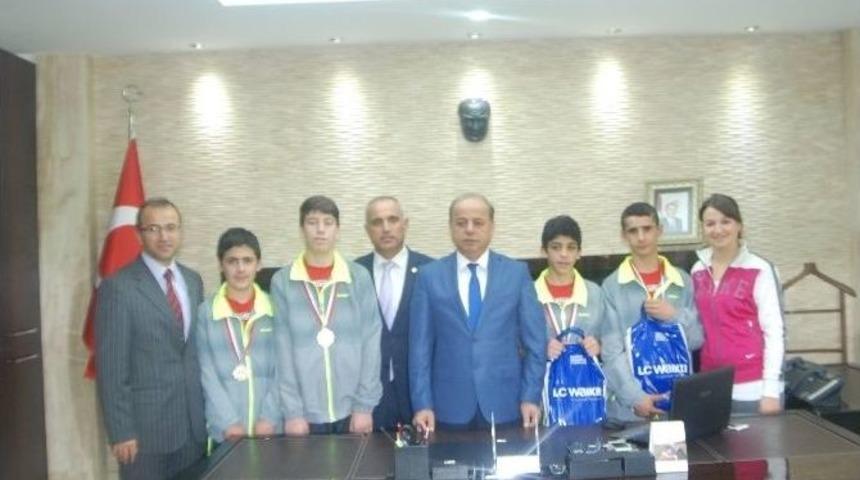 Kaymakam Sevgili, Şampiyonları &Ouml;d&uuml;llendirdi