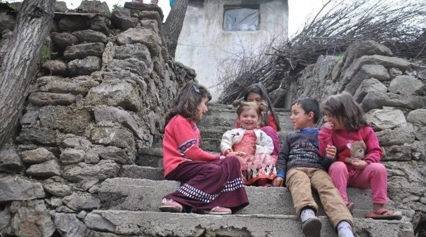 (&ouml;zel Haber) Yıkılma Tehlikesi Olan Evde Yaşam M&uuml;cadelesi