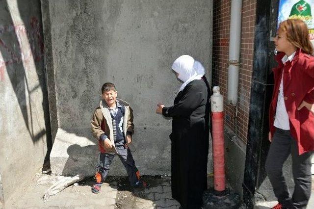 K&uuml;&ccedil;&uuml;k Muhammed Sur&rsquo;da Kalan Bisikletini İstiyor 1