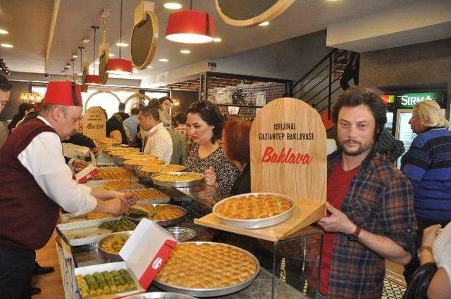 Fıstıkzade 15. Şubesini Başkentte Katmer Ve Baklava Şovuyla Açtı.