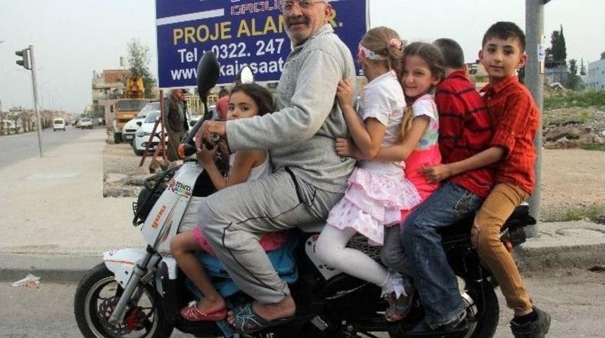 Elektrikli Bisiklette 6 Kişi