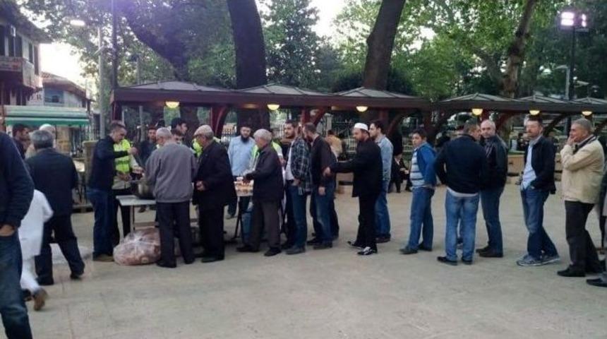 Bursasporlu Taraftarlar Cami &Ccedil;ıkışı &Ccedil;orba Dağıttı