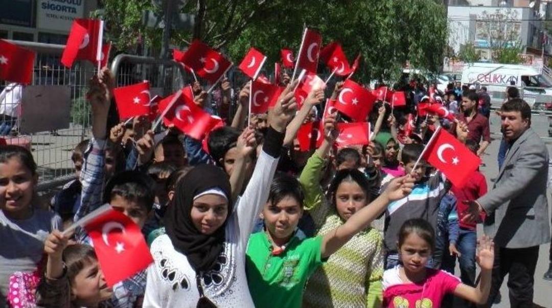T&uuml;rkiye Ve Suriyeliler Dostluk Ma&ccedil;ına Akın Etti