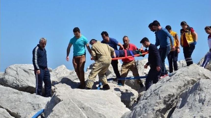 Annesiyle Gezdiği Kayalıklarda Ayağı Sıkıştı