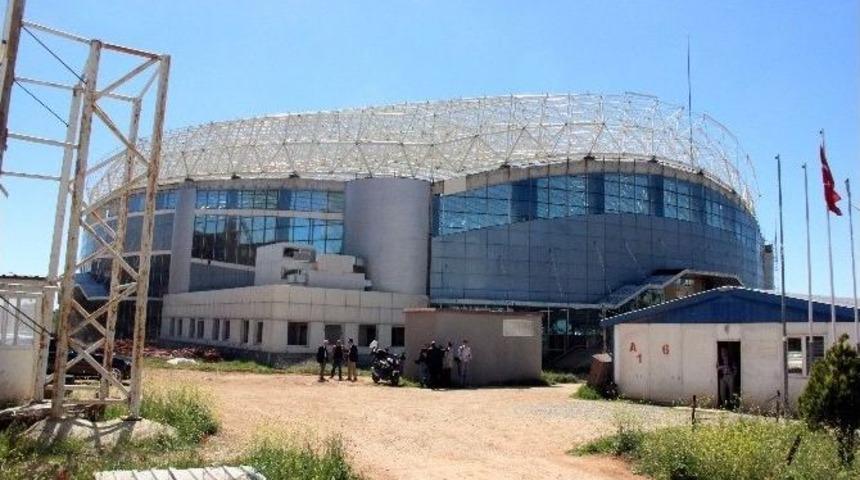 Bakan Kılı&ccedil;, 5 Yıldır Bitirilemeyen Olimpik Y&uuml;zme Havuzu İnşaatında İnceleme Yaptı