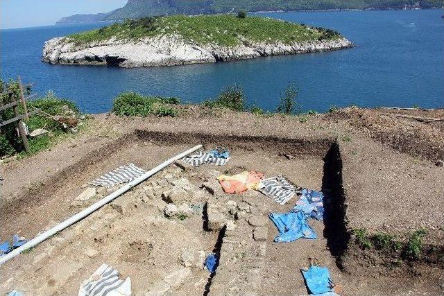 Amasra’daki Kazıda Bin Yıllık İnsan İskeletleri Bulundu