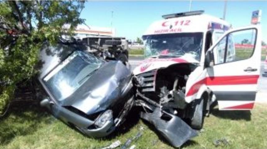 (özel Haber)ambulansla Kamyonet Çarpıştı: 2 Yaralı