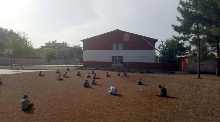 &Ouml;ğrencilerden, K&uuml;t&uuml;phane Protestosu
