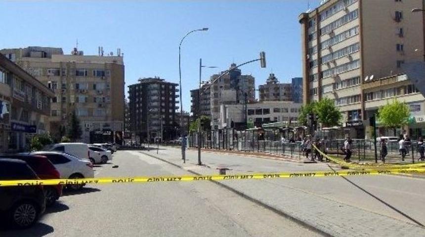 Bebek Aracından D&uuml;şen &Ccedil;anta Bomba Paniğine Neden Oldu