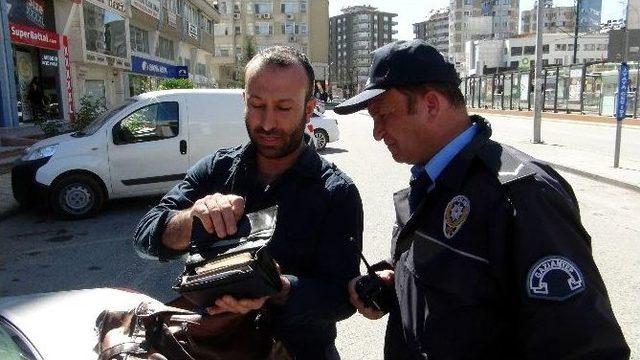 Bebek Aracından Düşen Çanta Bomba Paniğine Neden Oldu