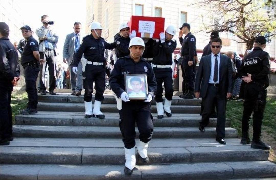 Şehit Kardeşi Ağabeyini Polis Selamıyla Uğurladı