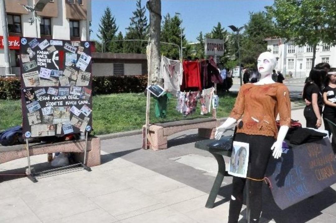 (&ouml;zel Haber) &Uuml;niversitelilerden Kadına Şiddete Karşı &rsquo;makyajlı&rsquo; Eylem