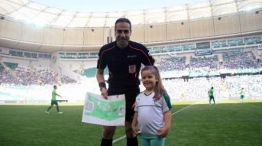 Minik Bursasporlu Taraftardan Ma&ccedil;ın Hakemine Hediye