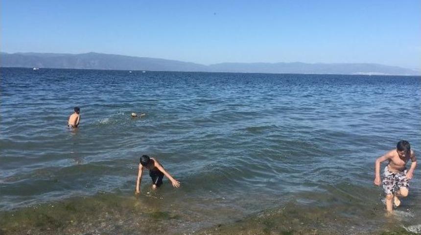G&uuml;zelyalı&rsquo;da &Ccedil;ocuklar Denizin Keyfini &Ccedil;ıkardı
