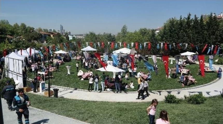 Kitap Hediye G&uuml;n&uuml;&rsquo;nde Herkes Birbirine Kitap Hediye Etti