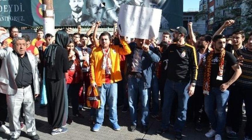 Galatasaraylı Taraftarlardan İstifa &Ccedil;ağrısı