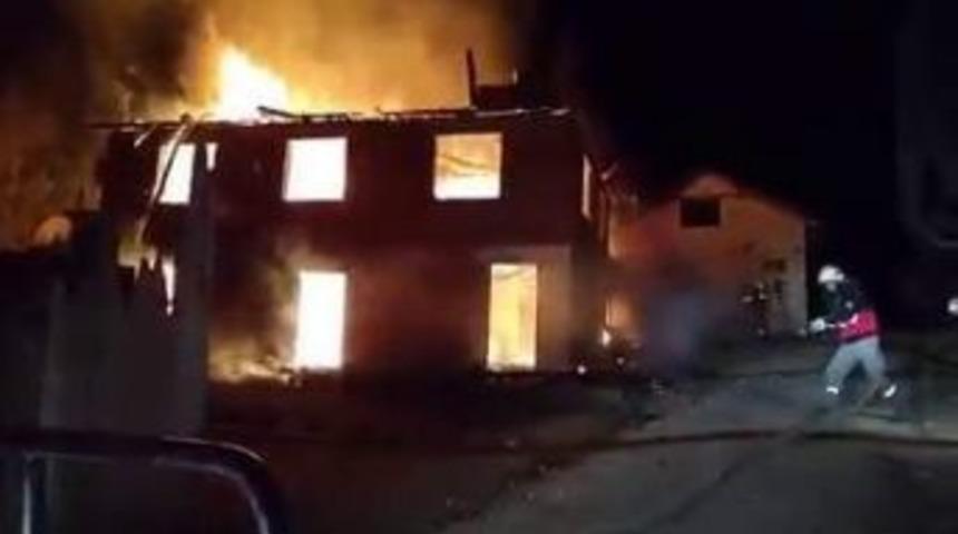 Karab&uuml;k&rsquo;te 2 Katlı Ev K&uuml;l Oldu