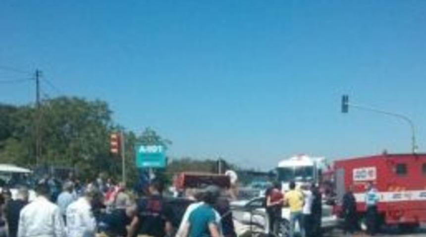 Menemen&rsquo;de İki Otomobil &Ccedil;arpıştı: 6 Yaralı