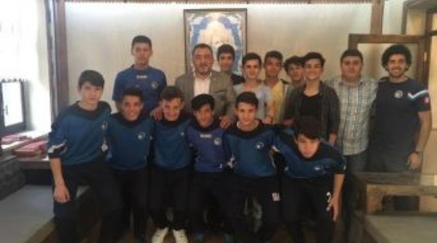 Ş&uuml;kr&uuml; Nazlı: Anadolu Aile Derneği&rsquo;nin Gen&ccedil;lere Y&ouml;nelik Faaliyetleri &Ouml;rnek Alınmalı