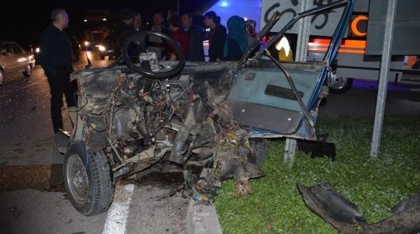 İkiye Ayrılan Otomobilden Burunları Kanamadan &Ccedil;ıktılar