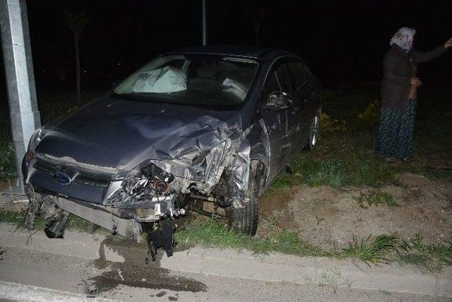 İkiye Ayrılan Otomobilden Burunları Kanamadan Çıktılar