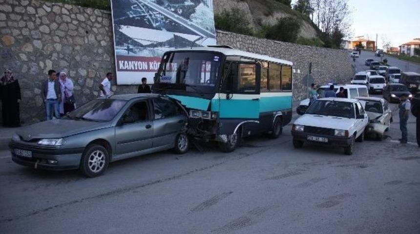 Karab&uuml;k&rsquo;te Zincirleme Trafik Kazası : 11 Yaralı