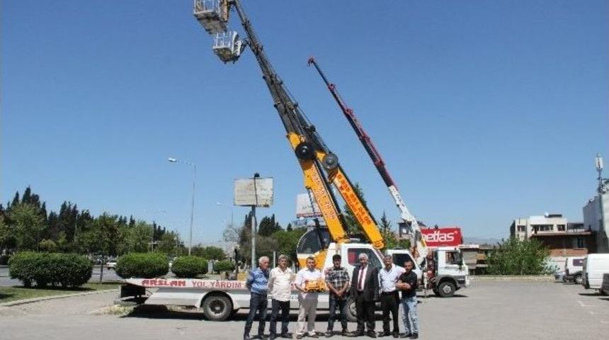 (&ouml;zel) Alkol Alıp &Ccedil;ekici &Ccedil;ağıran Vatandaşa &Ccedil;ekicilerden &Ouml;d&uuml;l