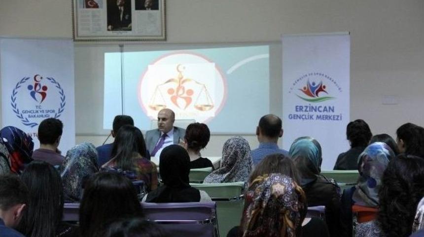 Erzincan Gen&ccedil;lik Merkezinde Gen&ccedil;ler Yeni Anayasayı Konuşuyor