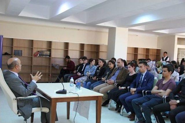 Erzincan Gençlik Merkezinde Gençler Yeni Anayasayı Konuşuyor