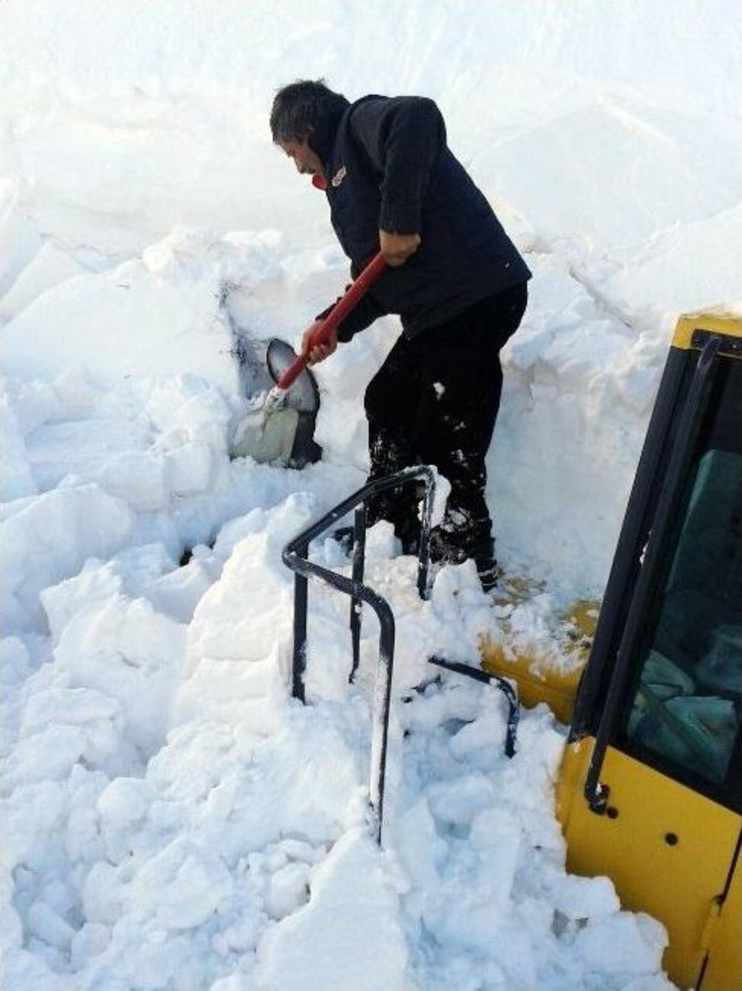 (&ouml;zel Haber) &Ccedil;ığ Altında Kalan Operat&ouml;r Arkadaşları Tarafından Kurtarıldı