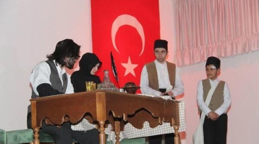 &lsquo;istikl&acirc;l Mecmuası &Ccedil;anakkale&rsquo; Tiyatrosu Ayakta Alkışlandı