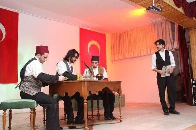 ‘istiklâl Mecmuası Çanakkale’ Tiyatrosu Ayakta Alkışlandı