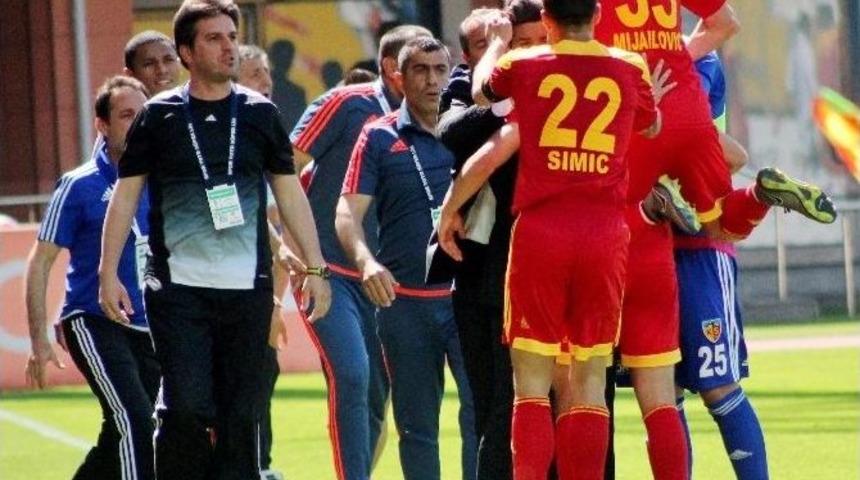 Kayserispor Kul&uuml;b&uuml; Başkanı Recep Mamur Soyunma Odasında Futbolcuları Tebrik Etti