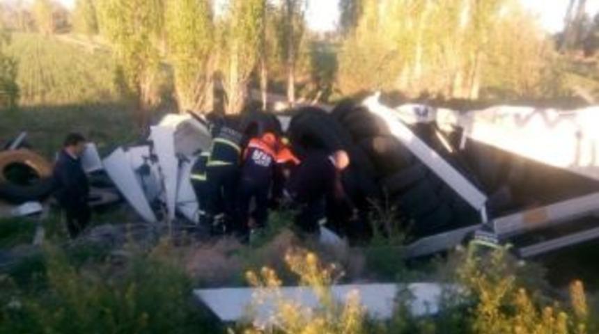 Aksaray&rsquo;da Tır Şarampole Devrildi: 1 &Ouml;l&uuml;