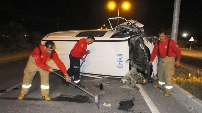 Direğe &Ccedil;arpan Ara&ccedil;ta Sıkışan S&uuml;r&uuml;c&uuml;y&uuml; İtfaiye Kurtardı