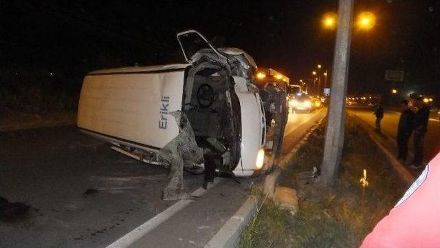 Direğe Çarpan Araçta Sıkışan Sürücüyü İtfaiye Kurtardı