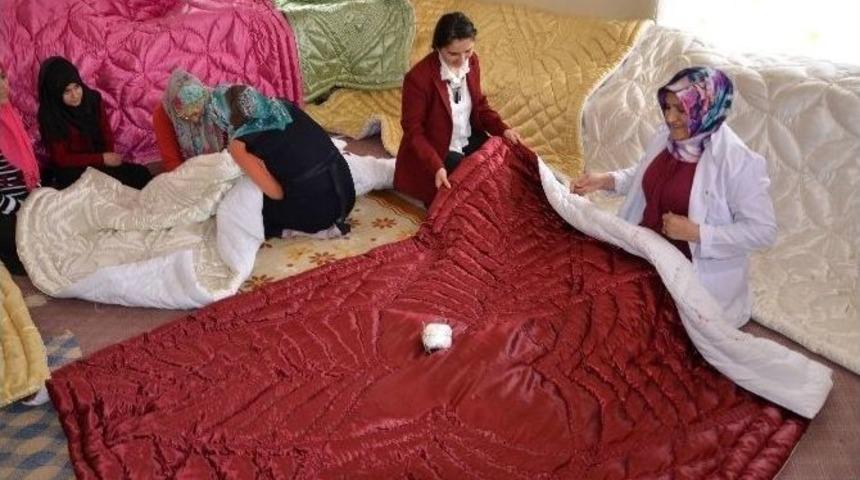 Kadınlar Meslek &Ouml;ğreniyor