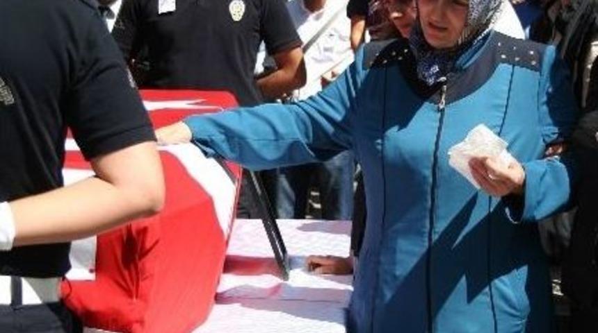 Başbakan Davutoğlu, Karslı Şehidin Eşini &Ouml;rnek G&ouml;sterdi