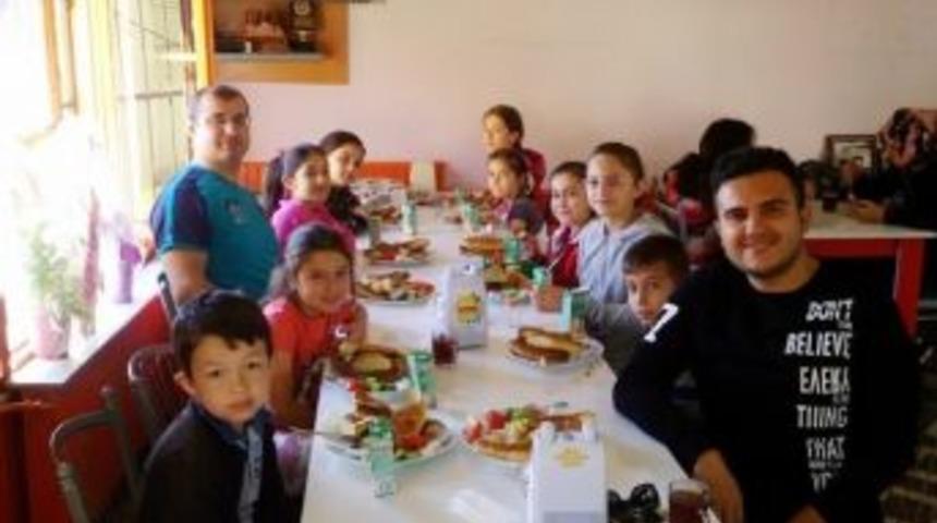 Başarılı &Ouml;ğrenciler Kahvaltı İle &Ouml;d&uuml;llendirildi