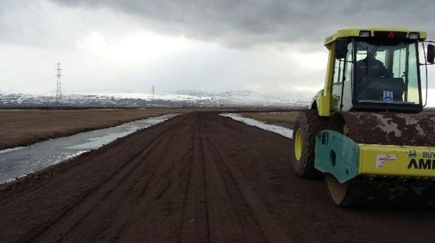 B&uuml;y&uuml;kşehir, Yol G&uuml;venliği İ&ccedil;in Beton Oto Korkuluk Yapıyor